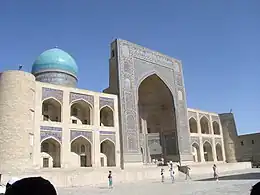Vue générale de la façade de la médersa Mir-i-Arab (avec une tour d'angle à gauche).