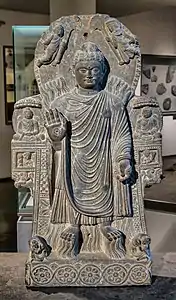 Le Buddha au Grand Miracle. Afghanistan, Kâpîssâ, monastère de Paitava, IIIes. Schiste, traces de dorure. H 81 cm. Musée Guimet.