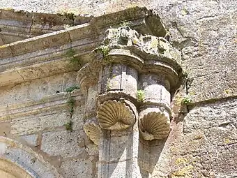 Coquilles Saint-Jacques sur le portail de l’église.