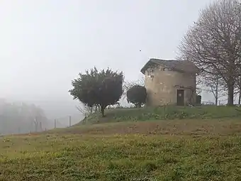 Ancien moulin par une matinée de brouillard.