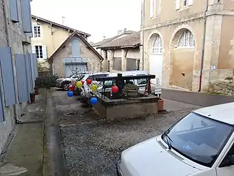 Puits décoré pour Noël à côté de la mairie.