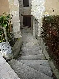 Ruelle en escalier contournant la mairie.