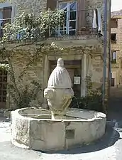Fontaine classée du XIIIe siècle.