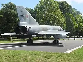 Un Mirage-IV à l'entrée de la base