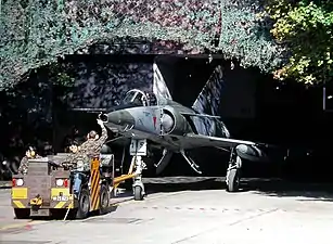Dassault Mirage IIIRS tracté hors de sa base par un remorqueur Mowag
