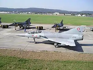 Un Mirage IIIDS et deux Mirage IIIRS à Dübendorf durant leur dernière année de service en 2003.