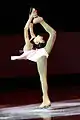 Variante où les mains tiennent la chaussure et non la lame< (Mirai Nagasu, 2008).