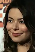 Miranda Cosgrove interprète Carly Shay.