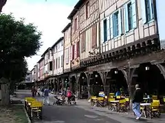 Place des couverts de Mirepoix.