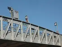 Mirlitons positionnés sur une partie en viaduc de la ligne 2.