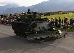 Un blindé de déminage M113 léger 63/00 de l'armée suisse lors d'une parade sur la place d'armes de Thoune.