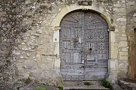 Vieille porte dans le village.