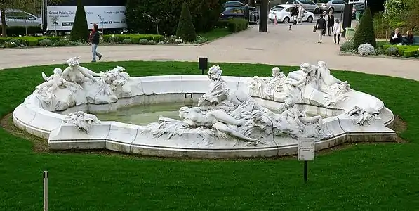 La fontaine Le Miroir d'eau, la Seine et ses affluents, marbre, Paris, square Jean-Perrin.