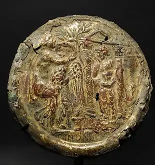 Miroir en bronze doré décoré de Léda et le cygne, art romain, IIe siècle.