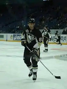  Photographie de Miroslav Šatan avec le maillot noir de Penguins de Pittsburgh