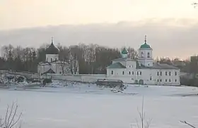 Vue du monastère de la Miroja en hiver