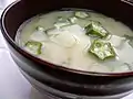 Une soupe miso avec des gombos