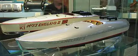 Photo des bateaux Miss England 2 et 3 exposés au Science Museum de Londres.