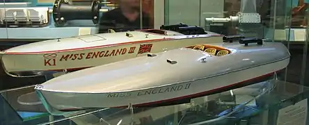 Miss England III de Keye Don (records du 18 juillet 1932), ici au Science Museum de Londres (en avant-plan Miss England II)