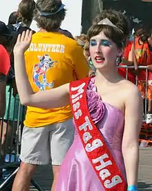 « Miss Fag Hag » (« Miss fille à pédés ») lors de la parade, en 2010.