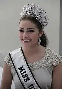 Olivia Culpo en tenue de miss univers.