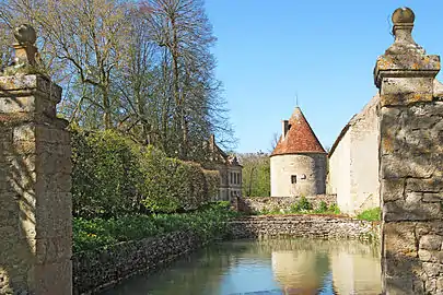 Canal d'alimentation des douves et tour-chapelle.