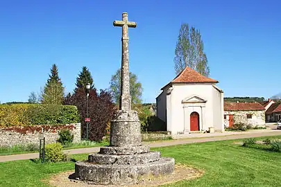 Croix de place et chapelle du Dieu-de-Pitié.