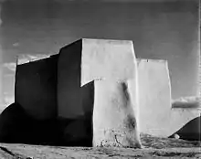 Église missionnaire de Rancho de Taos au nord du Nouveau-Mexique, par Laura Gilpin en 1930.