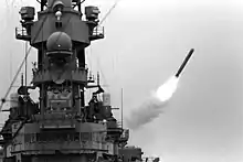 L'USS Missouri tirant un BGM-109 Tomahawk vers une cible irakienne, au départ de l'opération Tempête du désert.