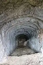 Entrée d'un souterrain sous l'église.