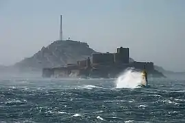 Mistral soufflant en tempête sur les îles du Frioul : au premier plan, le château d'If, devant l'île de Pomègues.