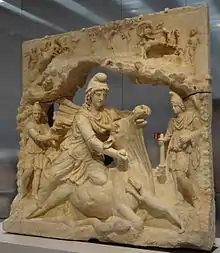 Mithra sacrifiant le Taureau, sculpture romaine de 100-200 apr. J.-C., exposé dans la Galerie du Temps au Louvre-Lens.
