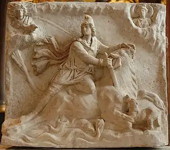 Bas-relief représentant la tauroctonie, avec Sol en haut à gauche et Luna en haut à droite. IIe – IIIe siècle, musée du Louvre.