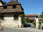 Cour de ferme où se trouve un moulin à huile du XVIIIe siècle qui dans un état de conservation remarquable.