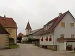 Mitteldachstetten, vue dans la rue avec la tour de l'église protestante