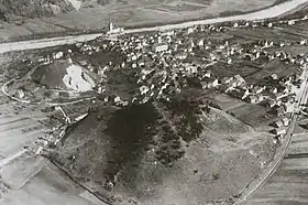 Trois Tumas à Domat/Ems : au premier plan, la Tuma Tschelli, à gauche la Tuma Casti et au second plan la Tuma Turera.Photo de Walter Mittelholzer (1925).