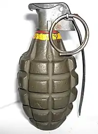 Grenade américaine à coque cannelée.