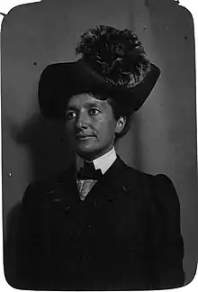 Portrait en noir et blanc d'une femme portant un chapeau.
