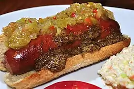 Hot-dog avec relish de tomate verte.