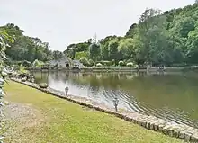 Le plan d'eau du Moulin du Duc sur le Bélon (hôtel-restaurant "Les Moulins du Duc").