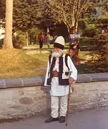 Moldave en costume traditionnel à căciulă bicolore, à Chișinău en 1995.