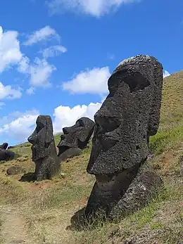 Des moai de la carrière Rano Raraku sur l'île de Pâques