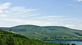 Vue de Moanbane (à gauche) et Silsean (à droite) depuis les lacs Blessington.