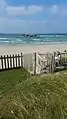 Ganivelles et escalier donnant accès à la plage de Kerfissien (protection contre l'érosion accentuée par le piétinement).