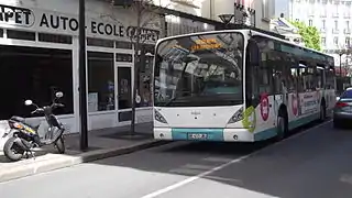 Passage d'un VanHool New A320 à Vichy circulant sur une ligne scolaire