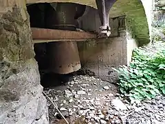 Photographie des restes du système hydraulique de l'usine du Creux-de-l'enfer laissés apparents au niveau de la Durolle.