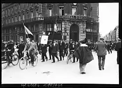 Regroupement de manifestants avec des drapeaux.