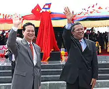 Nguyen Tan Dung, Premier ministre vietnamien, et Hun Sen, Premier ministre cambodgien, posent la borne-frontière Mộc Bài-Bavet le 11 mars 2007.