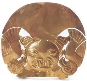 Une coiffe en or mochica avec la représentation de deux condors.