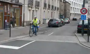Débouché d'un contre-sens cyclable avec STOP à Nantes